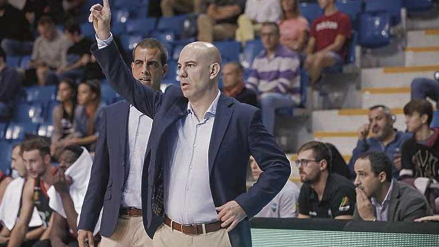 FÃ©lix Alonso da instrucciones durante un partido.