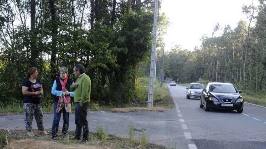 Los vecinos, junto a la tajea donde actuó la Xunta, ayer. // Noé Parga