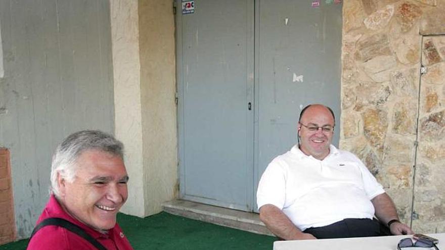 Domingo Sevilla y Juan Carlos Ramírez, en el bar del estadio Martínez Valero.