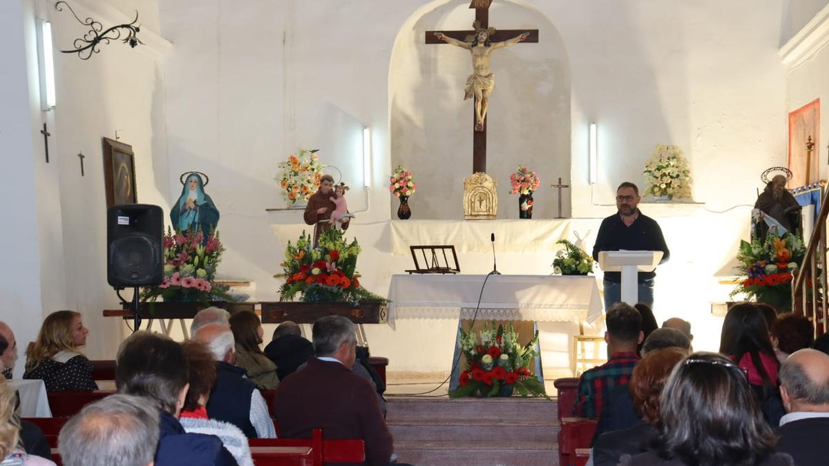 El alcalde, Diego José Mateos, pregonaba la romería del Pradico desde el altar mayor de la ermita donde se mostraban a la Virgen de los Dolores, San Antonio y San Antón Abad dispuestos en sus tronos de andas.