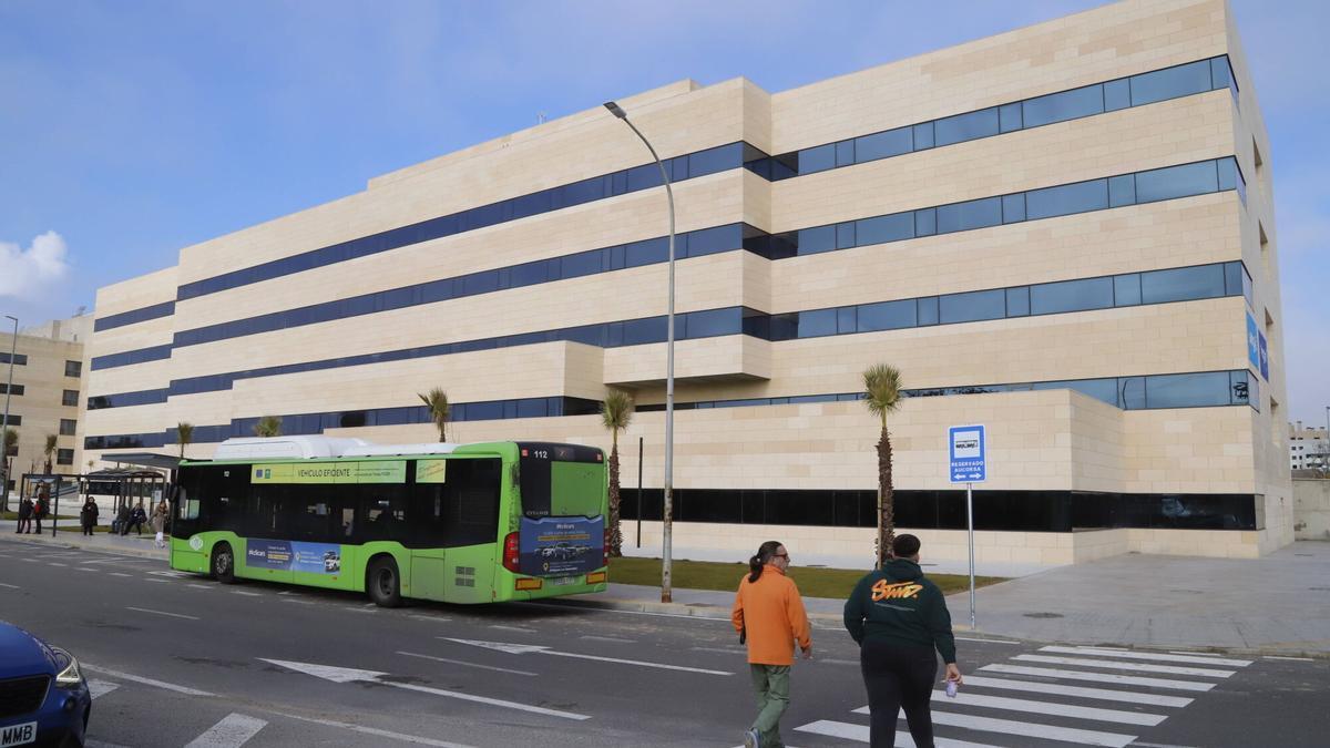 El edificio de consultas externas del Materno del Reina Sofía, cuyas obras ya han acabado, abrirá a mediados de este año.