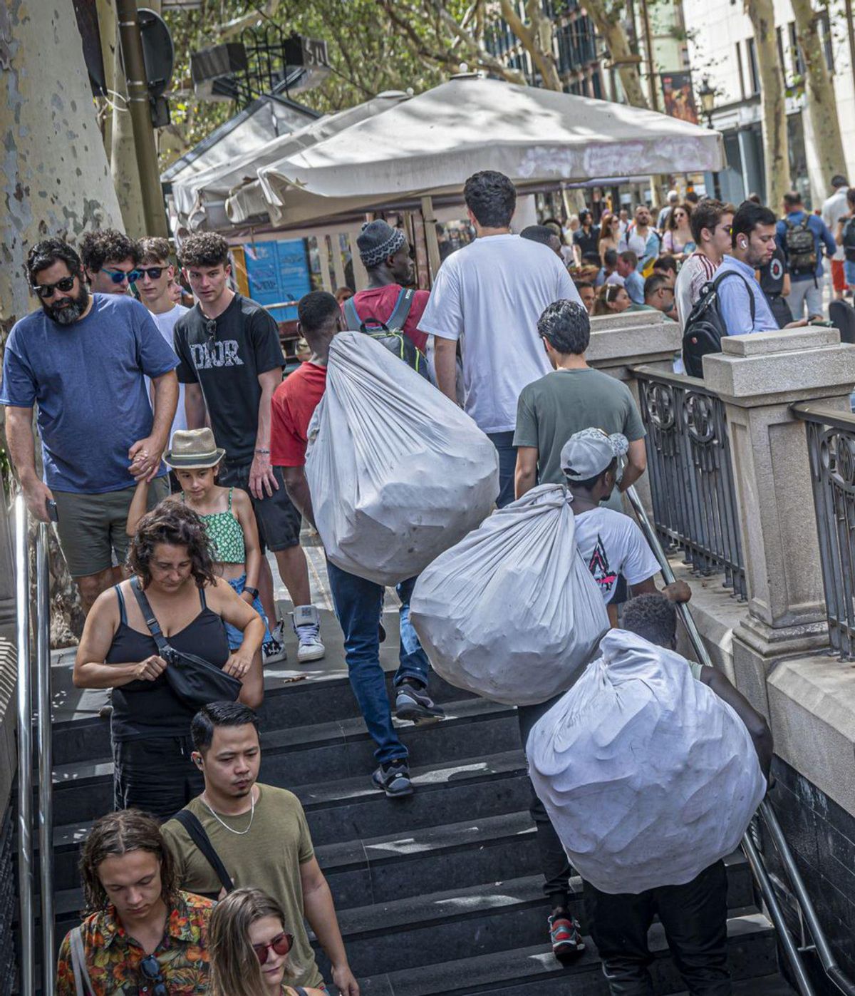 Les actuacions contra el ‘top manta’ es dupliquen a BCN Les actuacions contra el ‘top manta’ es dupliquen a BCN