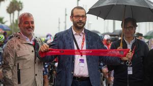 El alcalde Bote, acompañado por Jaume Collboni y Salvador Illa, durante la salida de la segunda etapa de la Vuelta