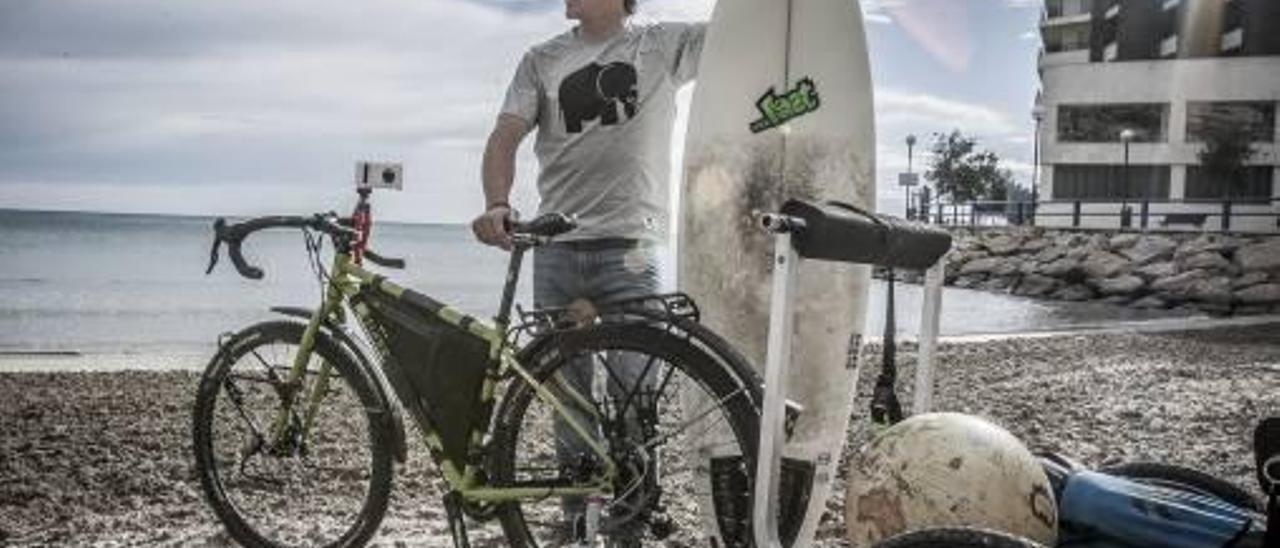 Atila, con la bicicleta que se llevará para recorrer Nueva Zelanda, en la playa del Postiguet.