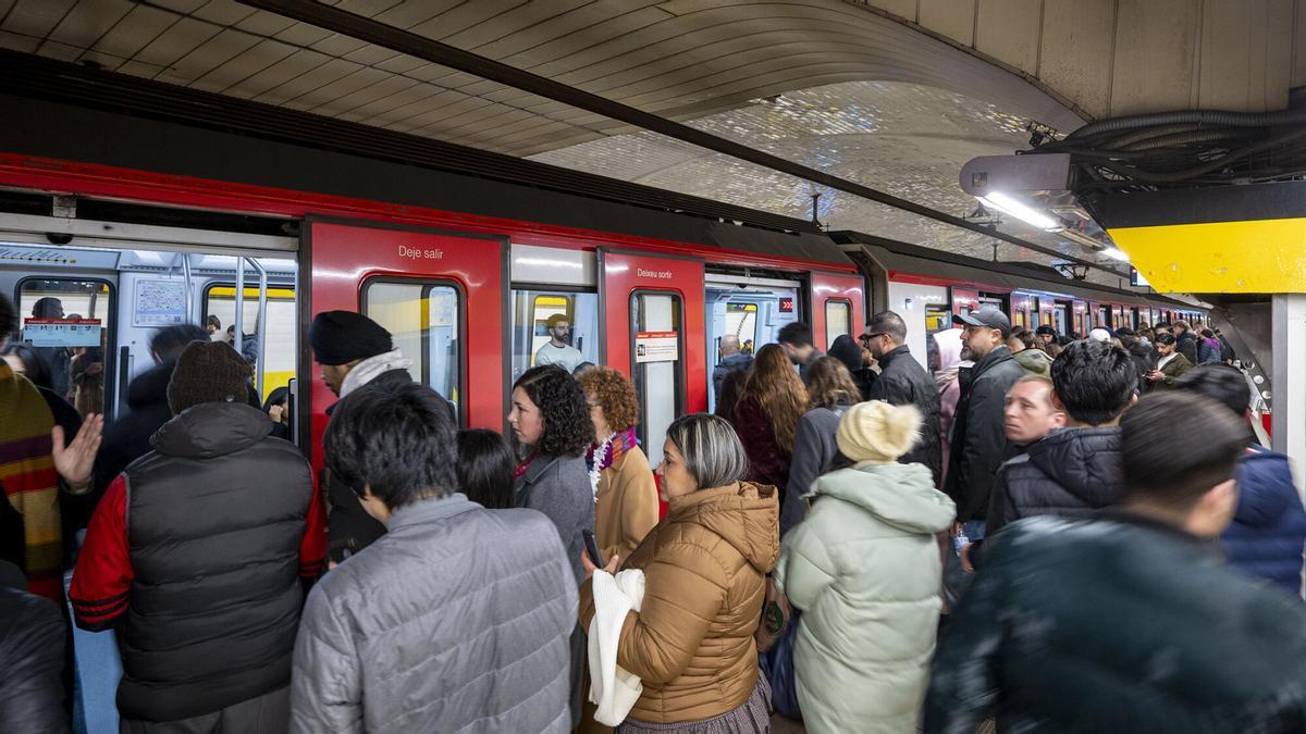 Servicio de metro de Barcelona, en la foto estación de Urquinaona, toda la noche con motivo de la fiesta de año nuevo.