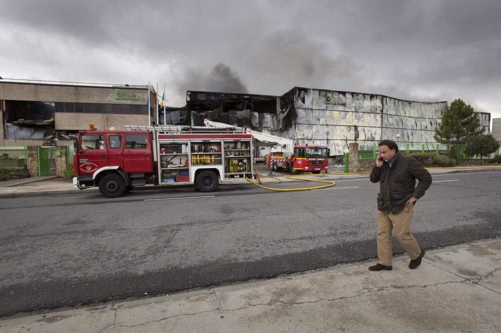 Una fábrica de Ávila, devorada por el fuego