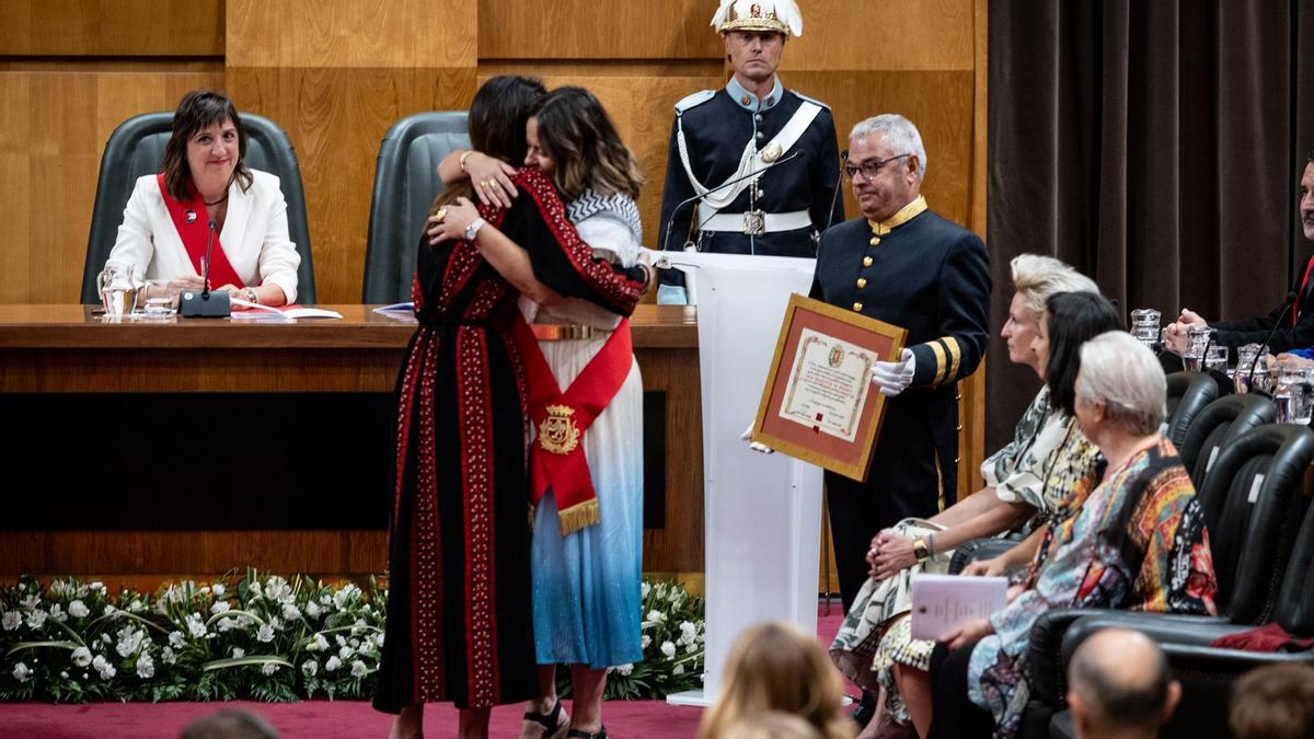 Reena Souqi se abraza a Elena Tomás.