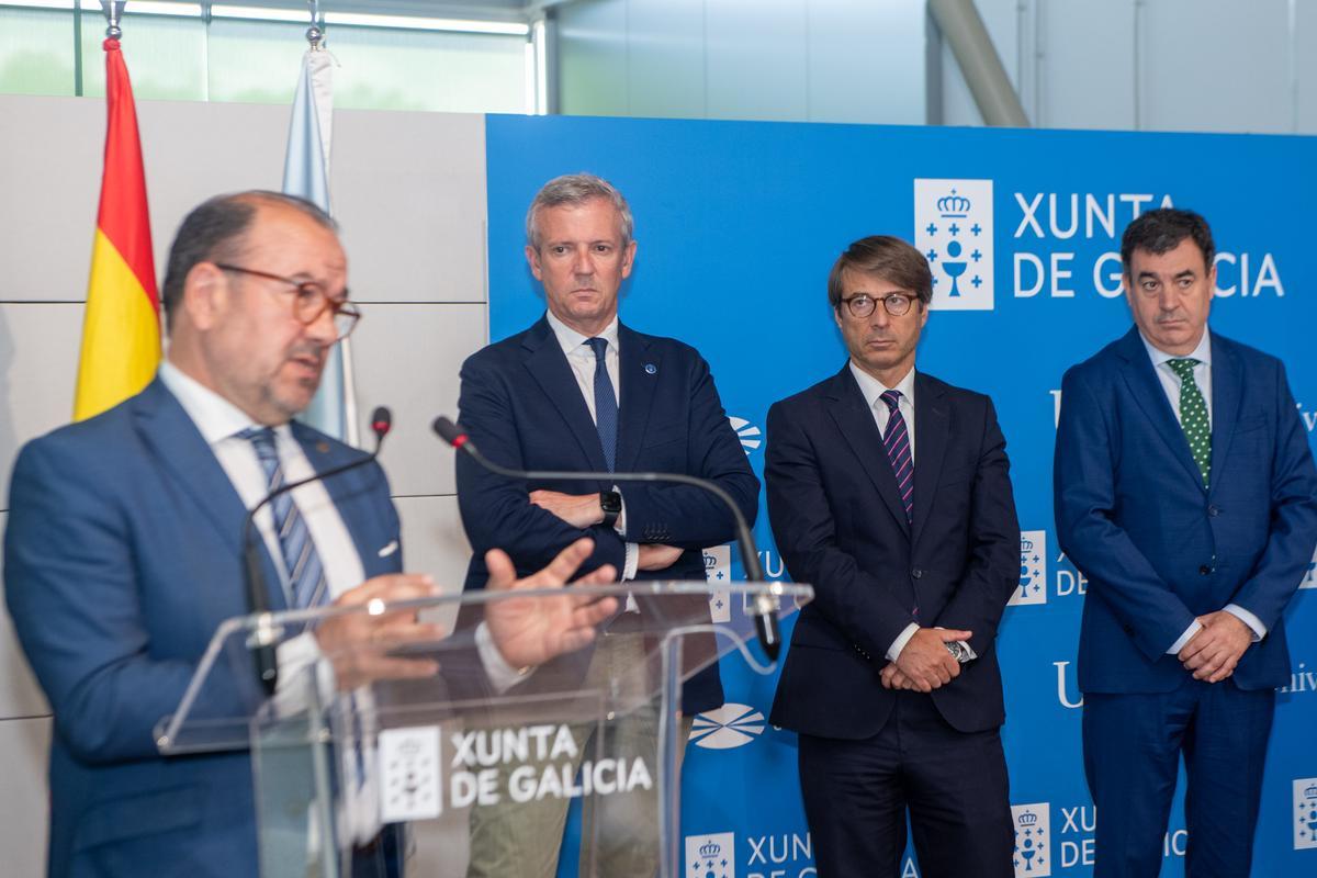 O titular do Executivo galego, acompañado de Miguel Corgos e Román Rodríguez atende a intervención do rector da USC, Antonio López