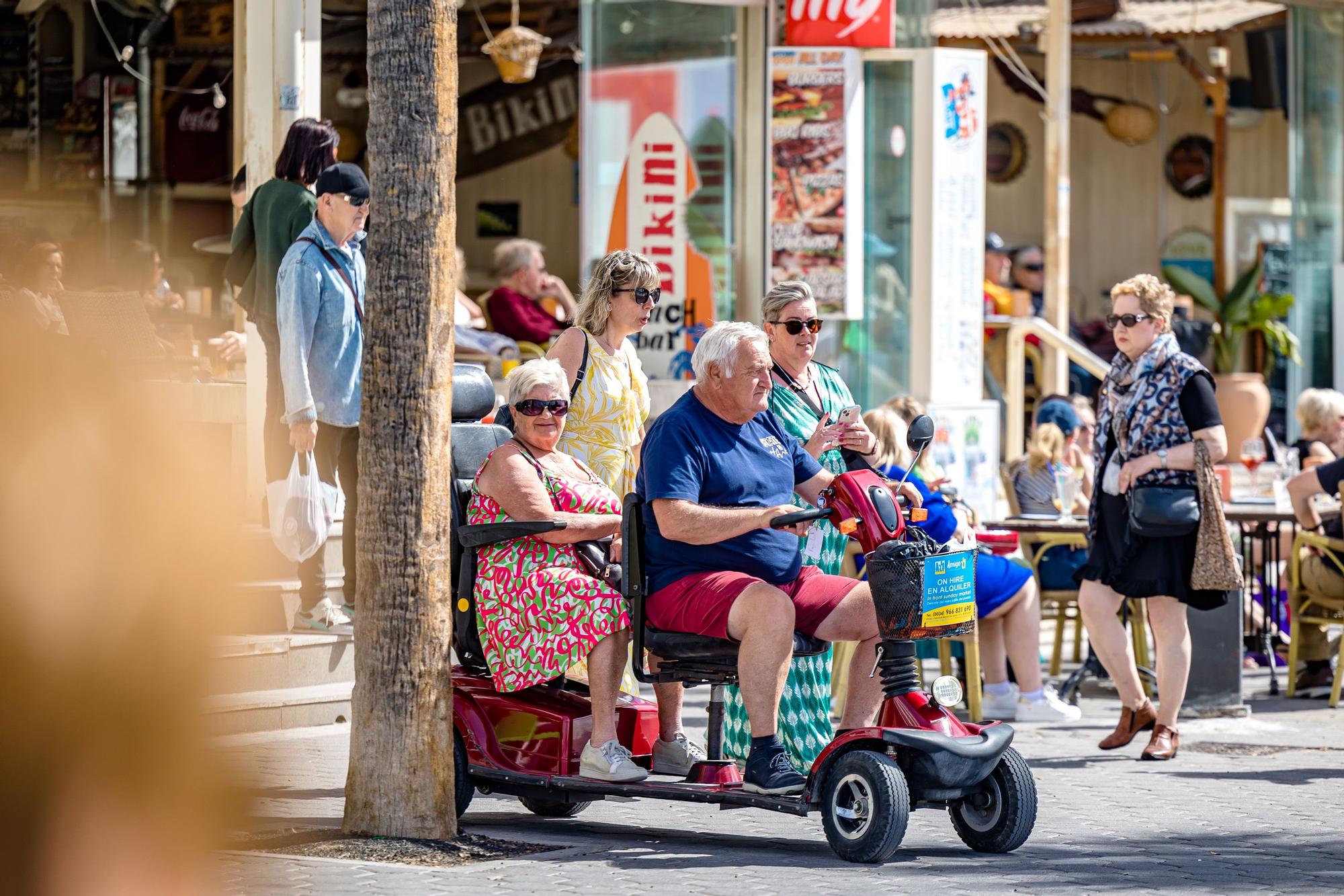 Ambiente turístico y altas temperaturas en Benidorm