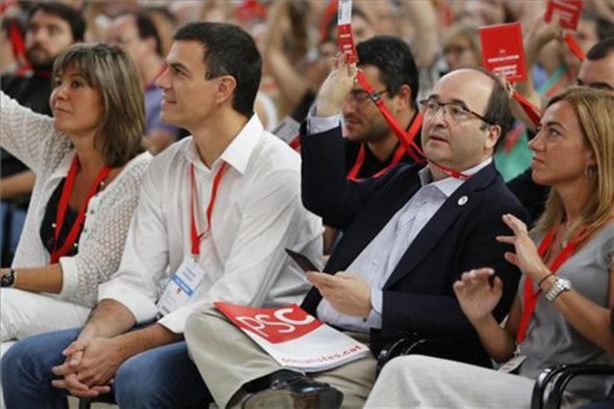 Pedro Sánchez, amb Miquel Iceta i Carme Chacón, en un congrés extraordinari del PSC. Pedro Sánchez, amb Miquel Iceta i Carme Chacón, en un congrés extraordinari del PSC.