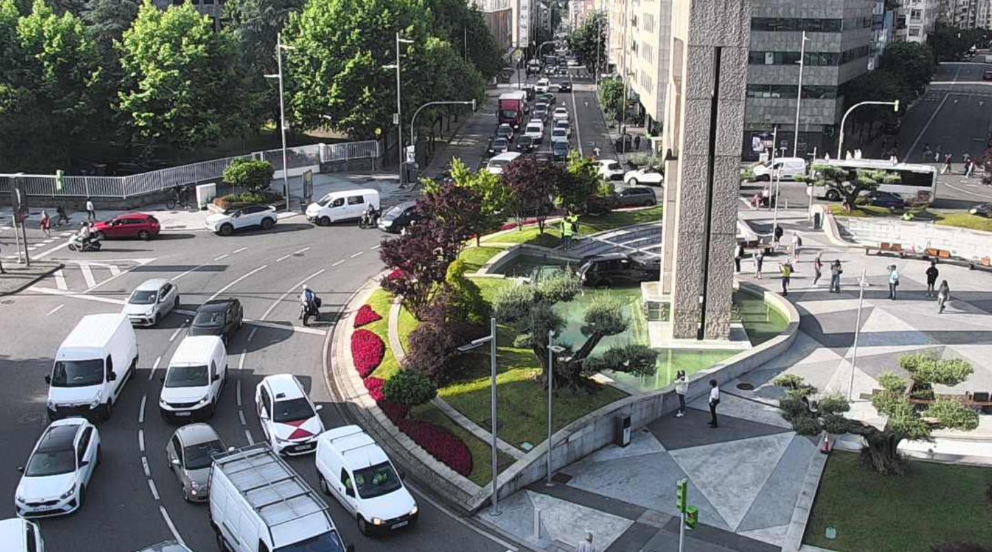 Un coche acaba en la fuente de Plaza América en Vigo tras sufrir el conductor una indisposición