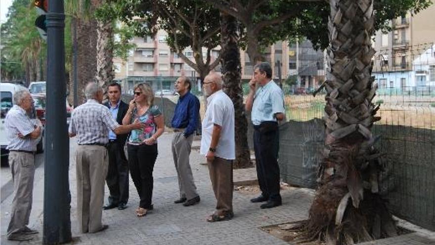 Ana Albert, junto a los vecinos de Zaidía en el aparcamiento de la calle Ruaya.