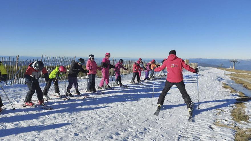 La nieve revitaliza la montaña ourensana con una ocupación al 100% en servicios turísticos