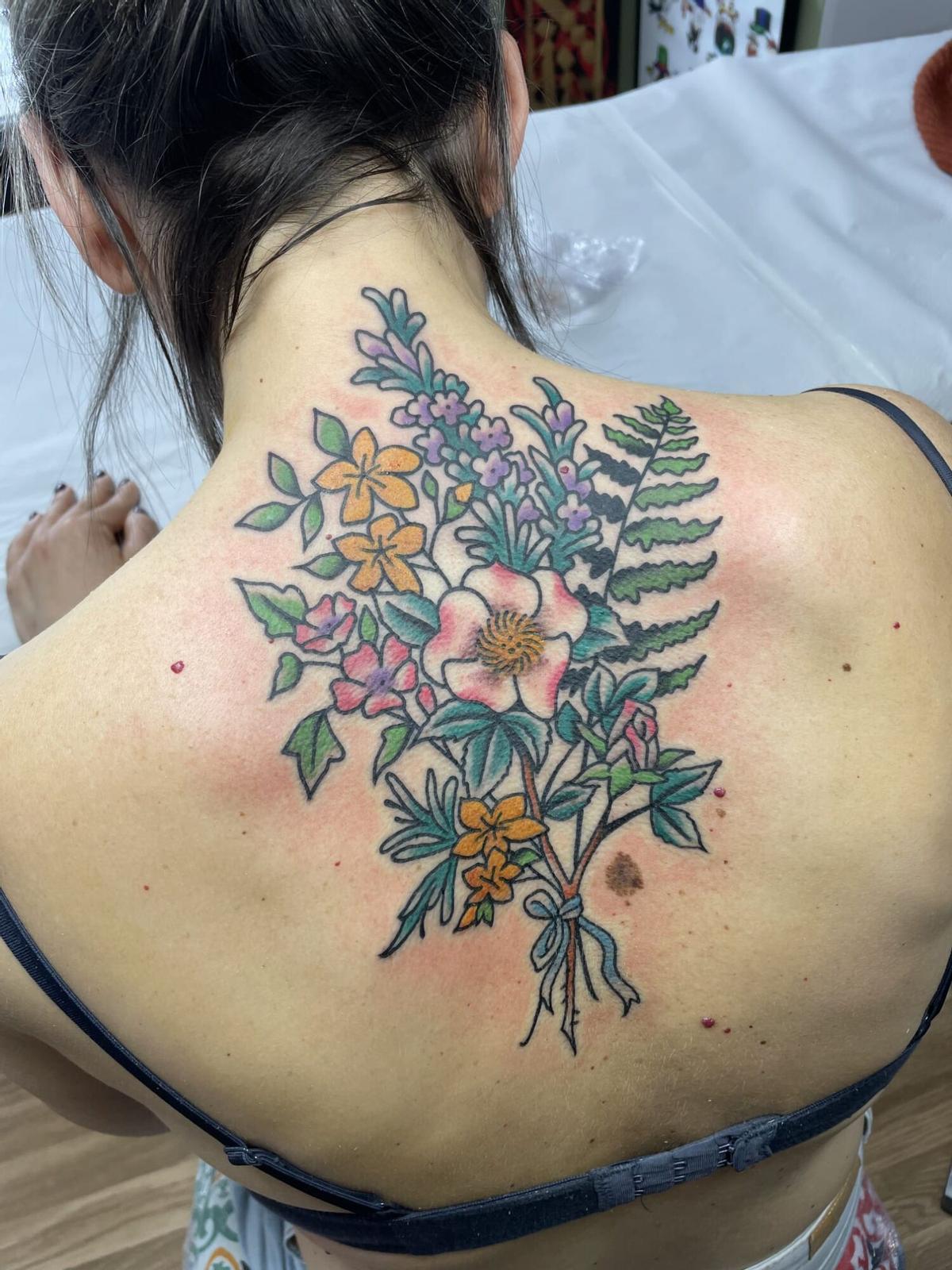 Andrea Pujades con su tatuaje de un ramo de San Juan