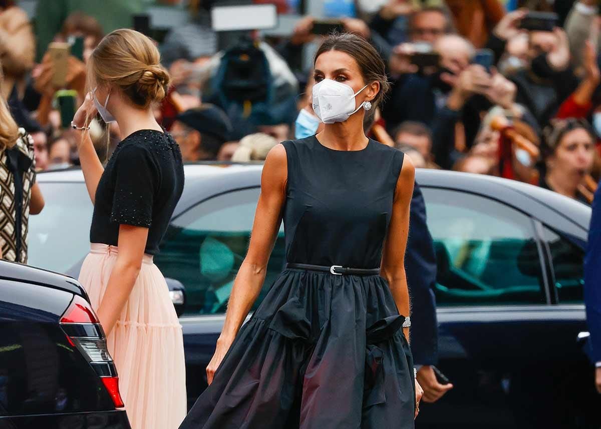 La reina Letizia con un vestido negro con falda volumen, cinturón y detalles lazada en los Premios Princesa de Asturias 2021
