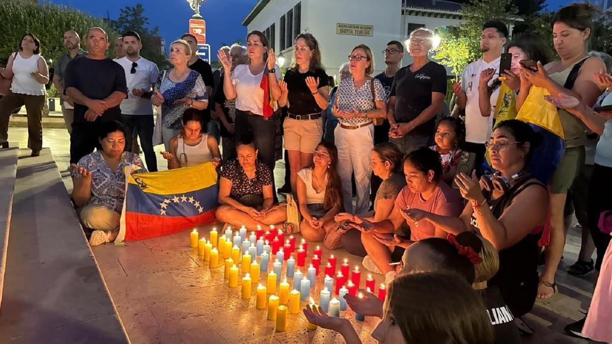 Emotiva vigilia en Paterna como muestra de solidaridad al pueblo venezolano.