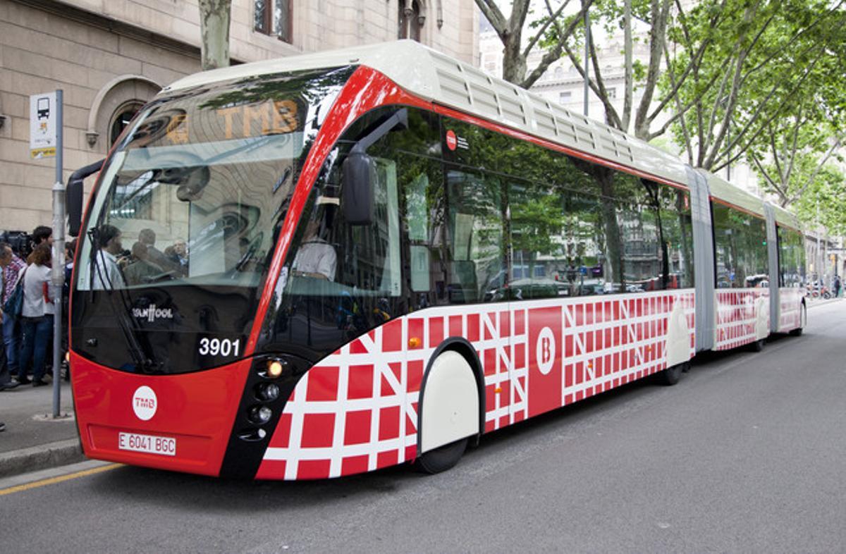 El autobus híbrido biarticulado, durante las pruebas de circulación sin pasajeros por las calles de Barcelona.
