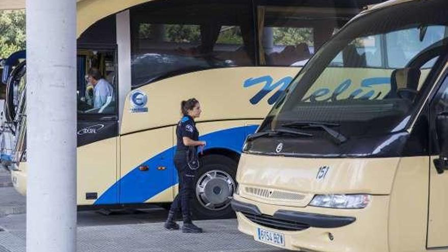 La Policía Local acude a la estación gondomareña a levantar atestado cada vez que los usuarios presentan denuncia. // C. Graña