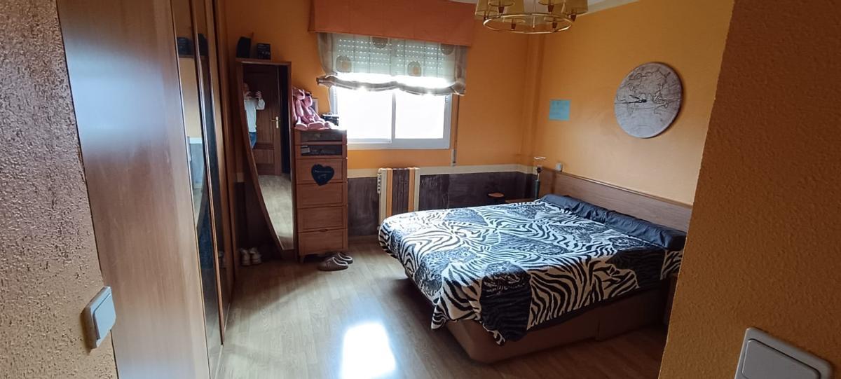 Una de las habitaciones de la casa a la venta por 260.000 euros en Zaragoza