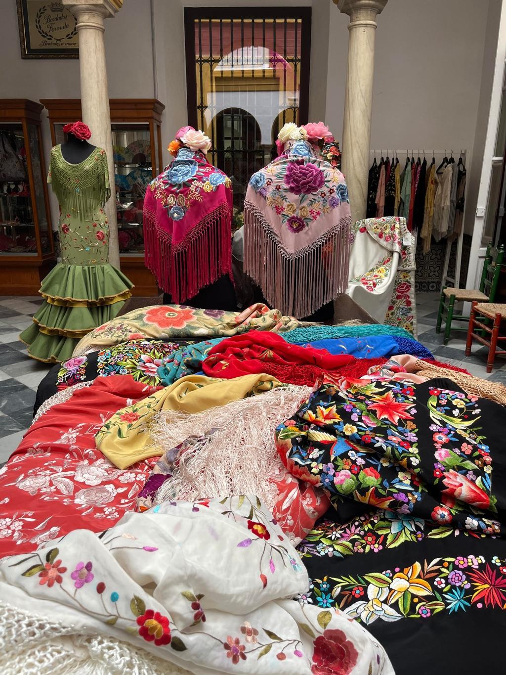 Mantones en la tienda de Juan Foronda