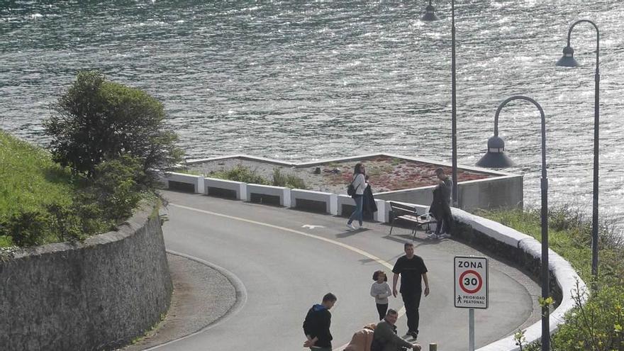 Turistas, ayer, en la carretera del faro de Luarca.