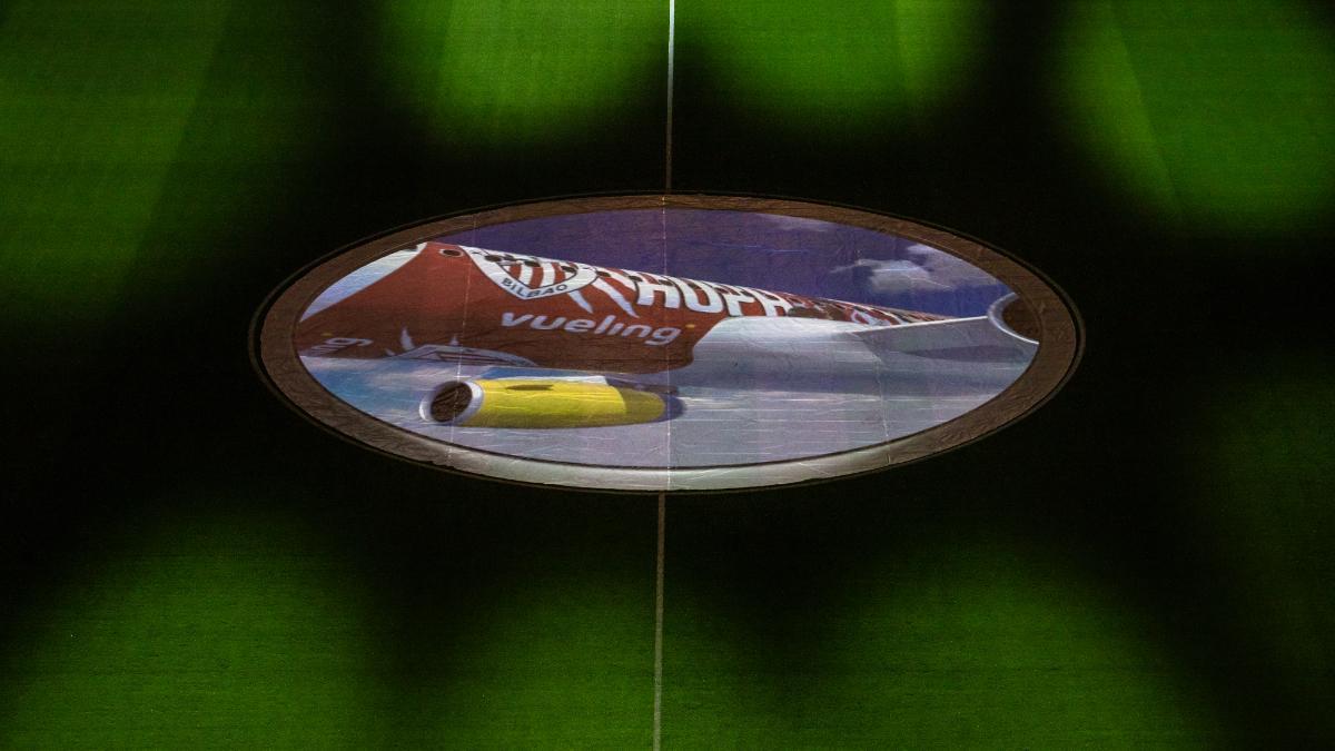 El nuevo avión del Athletic Club y Vueling, presentado en San Mamés