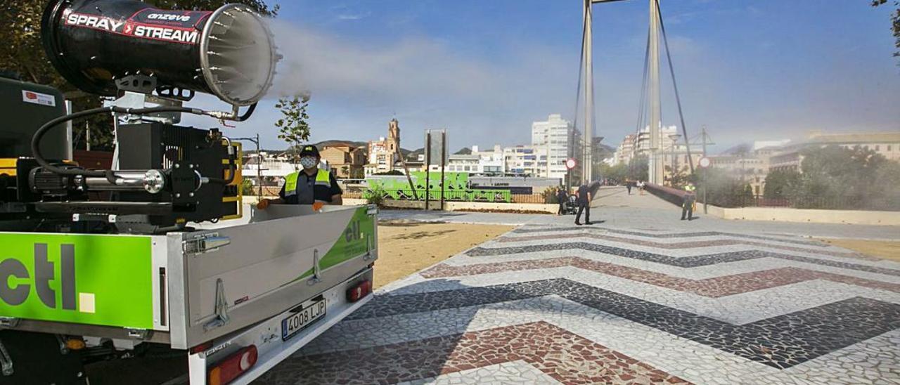 El camión, con el fumigador incorporado, ayer en el parque de Ausiàs March.