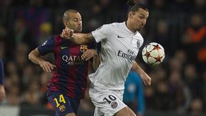 Mascherano presiona a Ibrahimovic durante el partido disputado en la fase de grupos en el Camp Nou.
