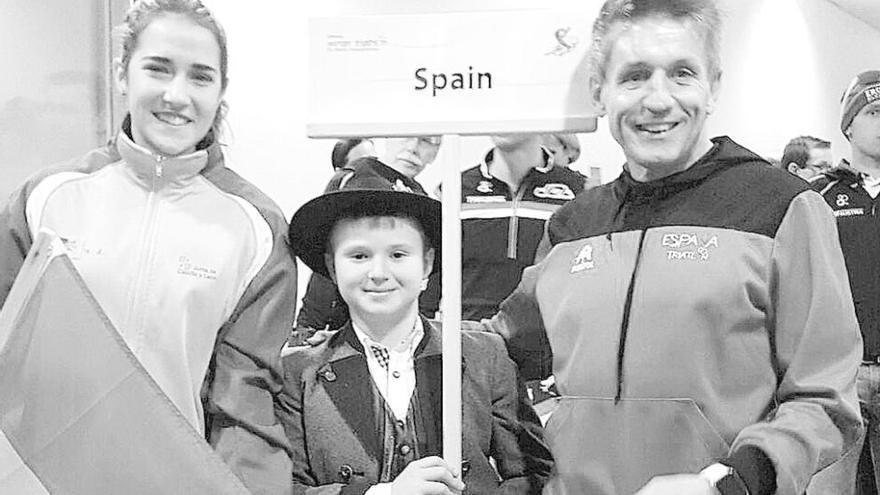 Victoria Vaquero, en el desfile de presentación del Mundial junto a Rafael Solís.