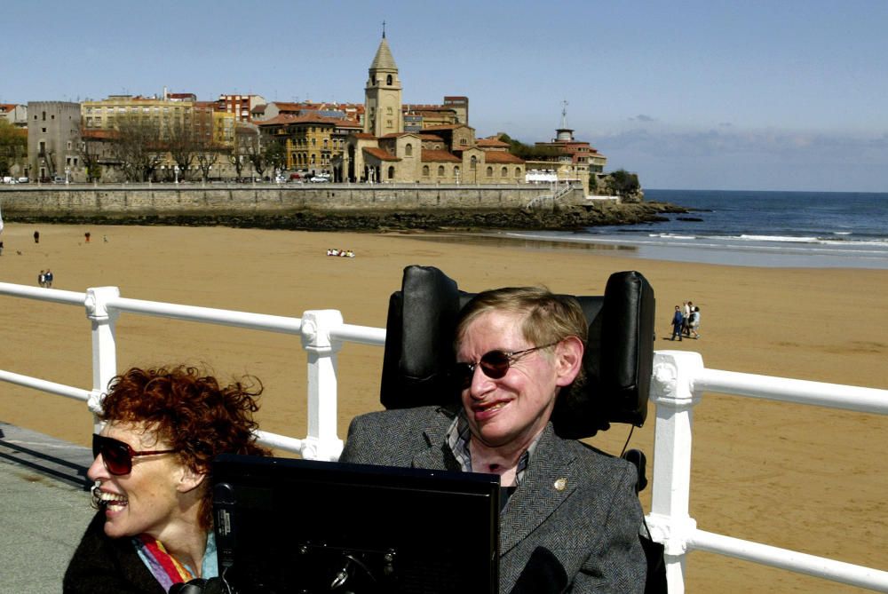 FILE PHOTO: British astrophysicist Hawking and ...