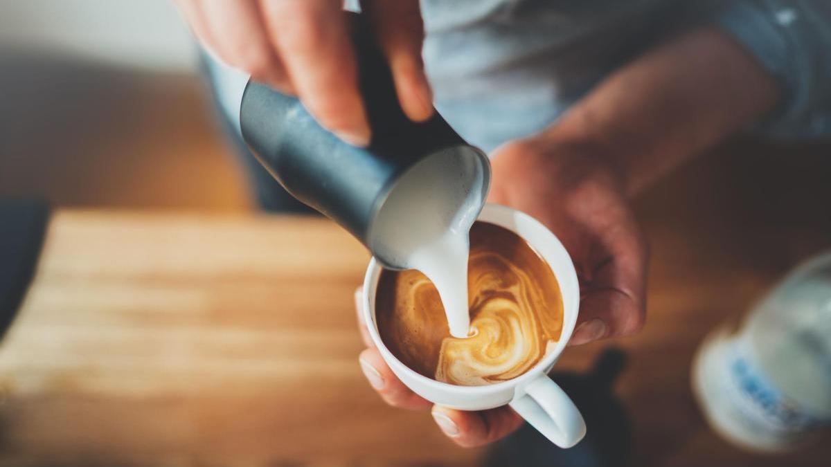 El sorprendente debate viral que es tendencia: ¿se sirve así el café con leche?