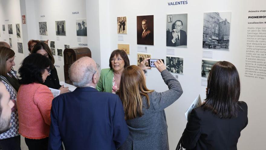 Arriba, la exposición en la Casa Galega da Cultura. A la izda.,  el alcalde con responsables  de la emisora.   | // ALBA VILLAR