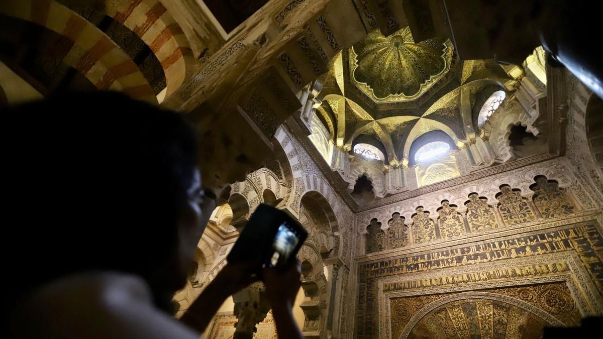 Un visitante en la macsura de la Mezquita-Catedral