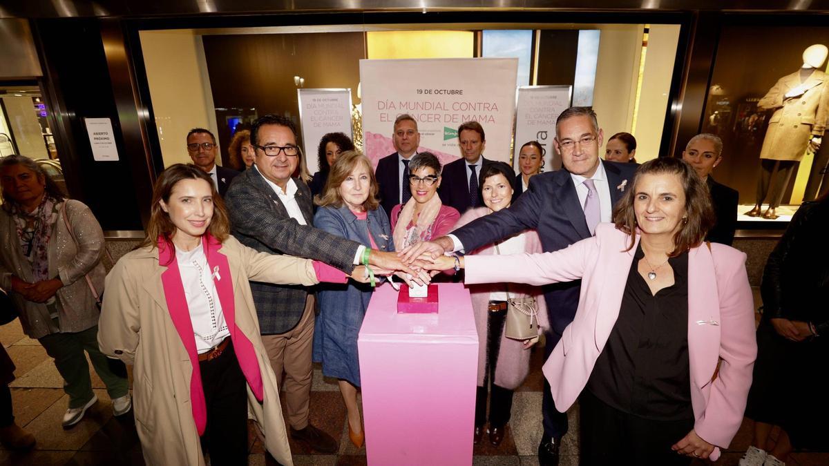 Un momento del encendido de la fachada.