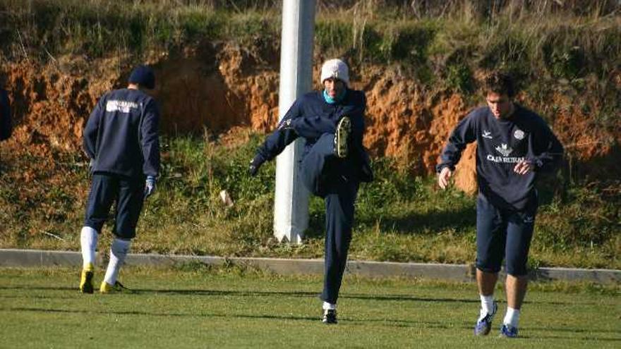 Sergio Lomba, en el centro junto a Dani durante el entrenamiento en el Ruta de la Plata, quedó fuera de la convocatoria de los 16 hombres que ayer viajaron a Pamplona para enfrentarse hoy al Osasuna B