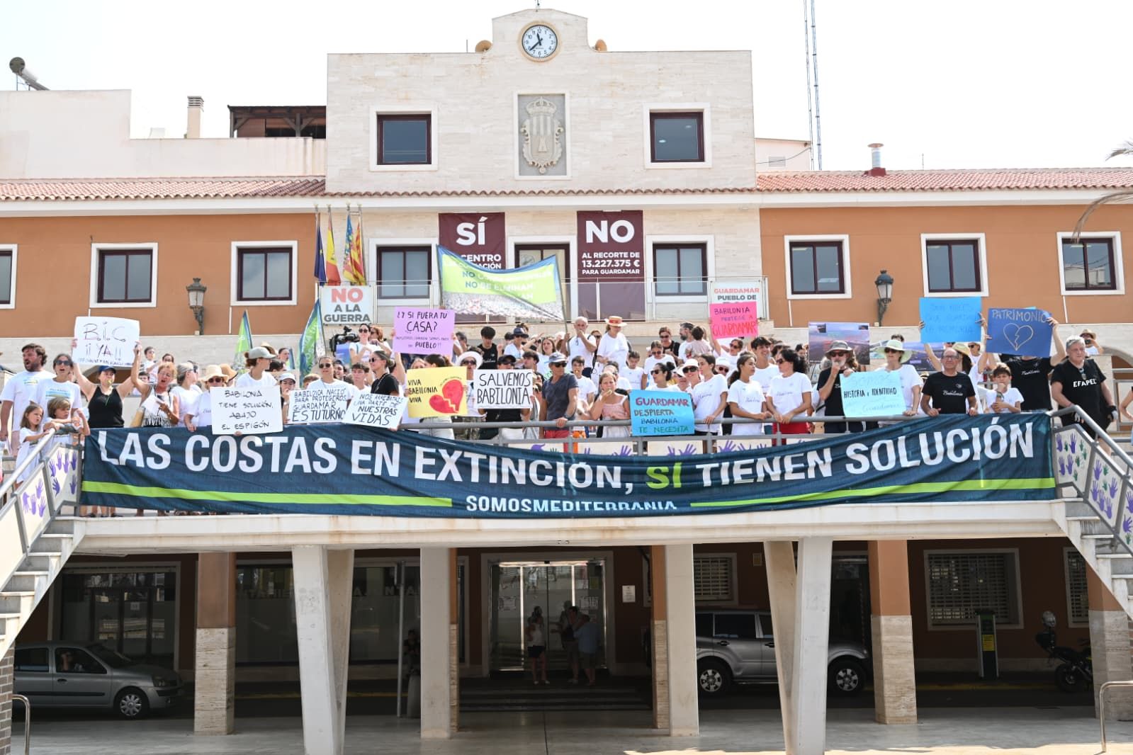 Protesta contra el derribo de las casas de la playa de Babilonia en Guardamar del Segura