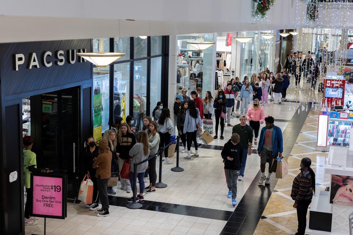 Compradores hacen cola para beneficiarse de las ofertas del Black Friday en el centro comercial King of Prussia, en Pennsylvania, Estados Unidos.