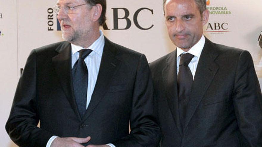 El presidente de la Generalitat Valenciana, Francisco Camps (d), junto al presidente del PP, Mariano Rajoy (i), momentos antes de su intervención hoy en Madrid en un almuerzo-conferencia del Foro ABC.