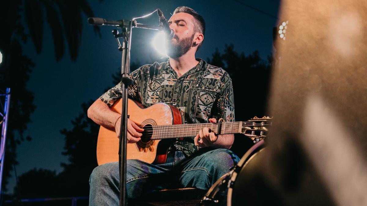 Sakata Cantautor, durante su concierto en el Quiosco Joven