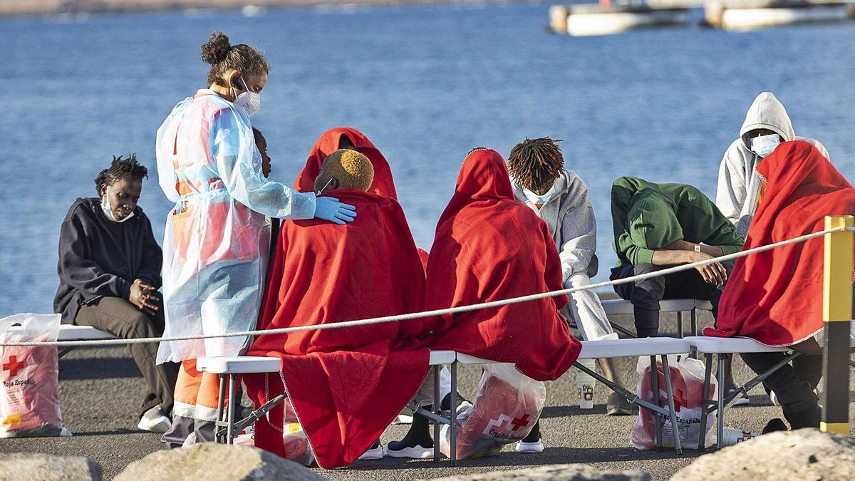 Algunos de los migrantes de la embarcación que llegó ayer por la mañana a Fuerteventura agotados por la travesía son atendidos por los servicios sanitarios. | |