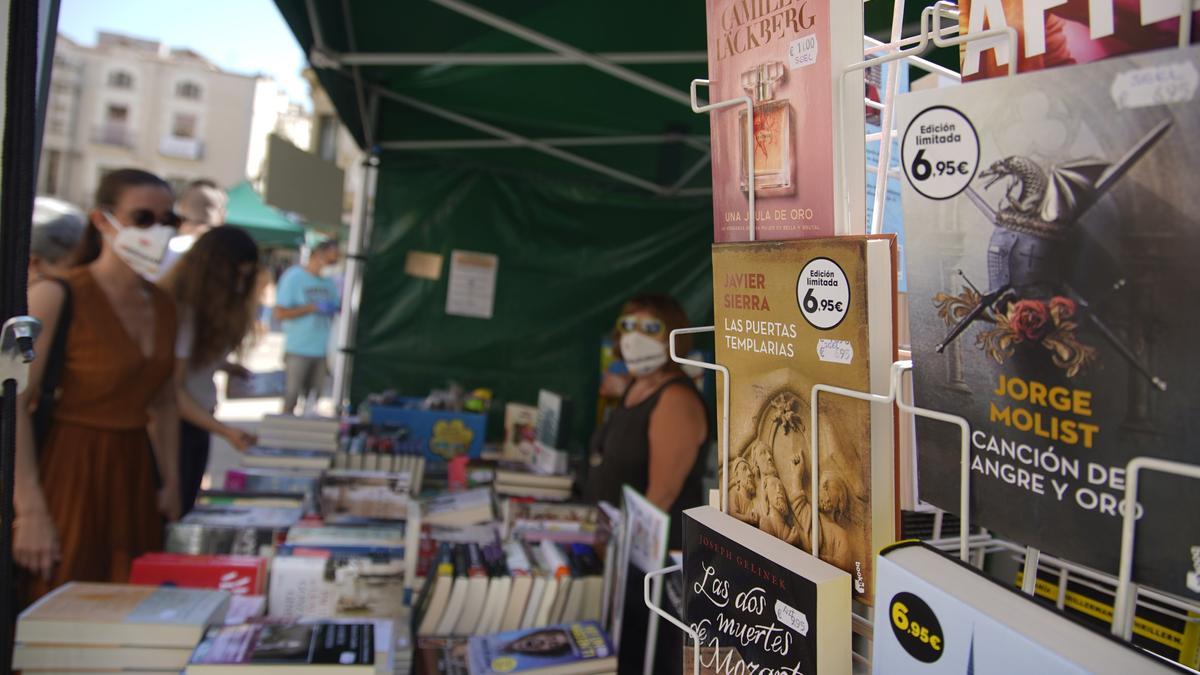 Imagen de varias portadas de libros expuestos en una feria del libro