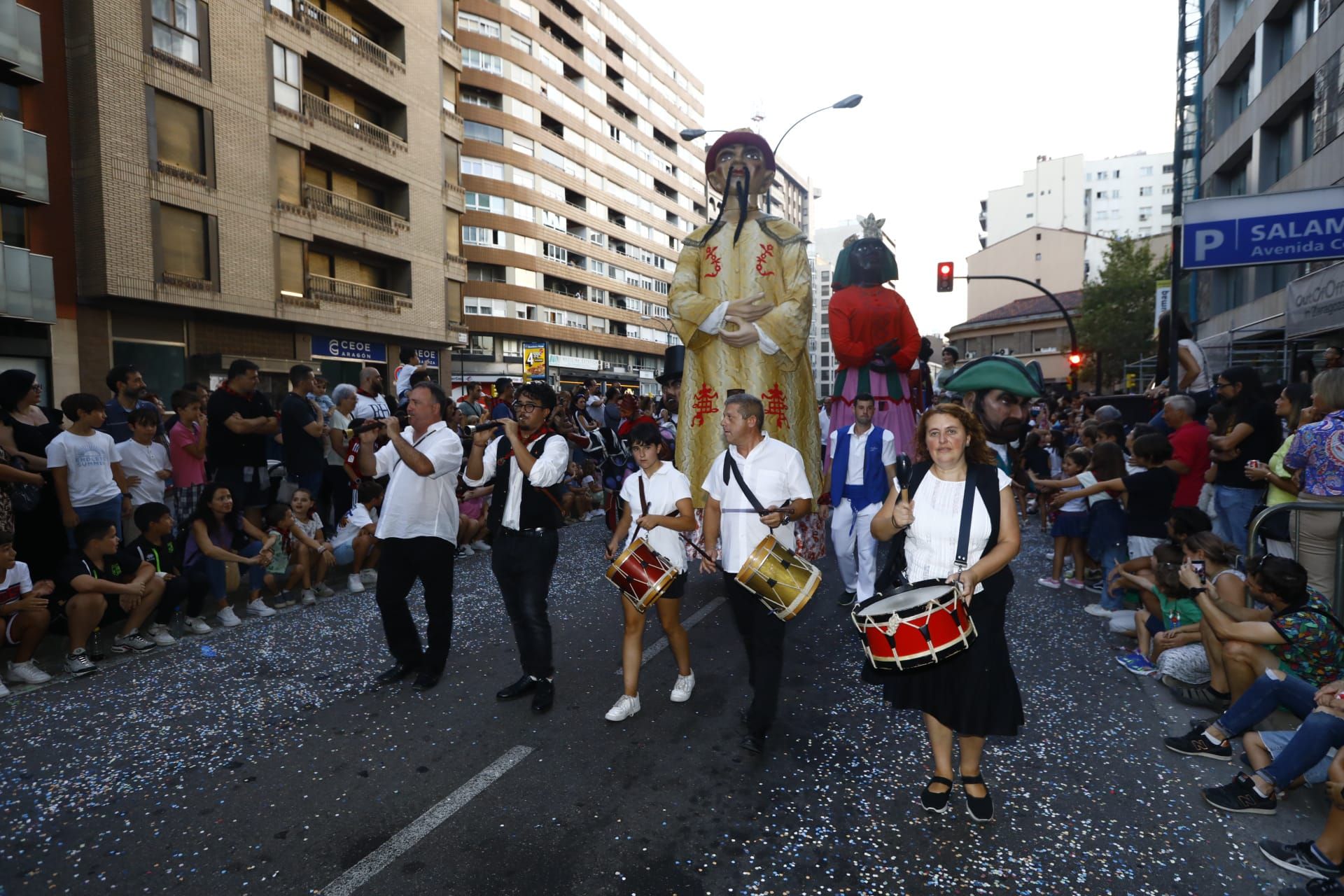 EN IMÁGENES | El desfile el pregón llena de ilusión las calles de Zaragoza