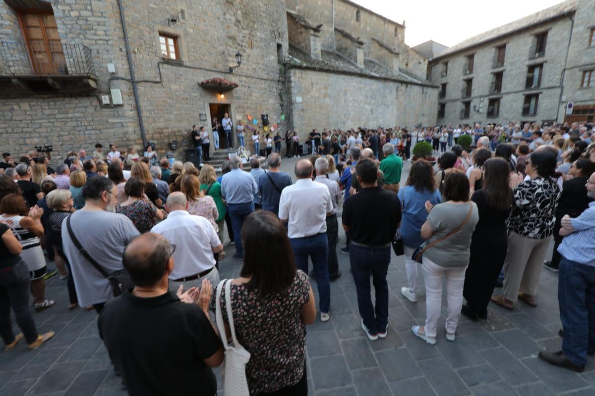 Minuto de silencio en Boltaña por el asesinato del hijo de un miembro de La Ronda de Boltaña