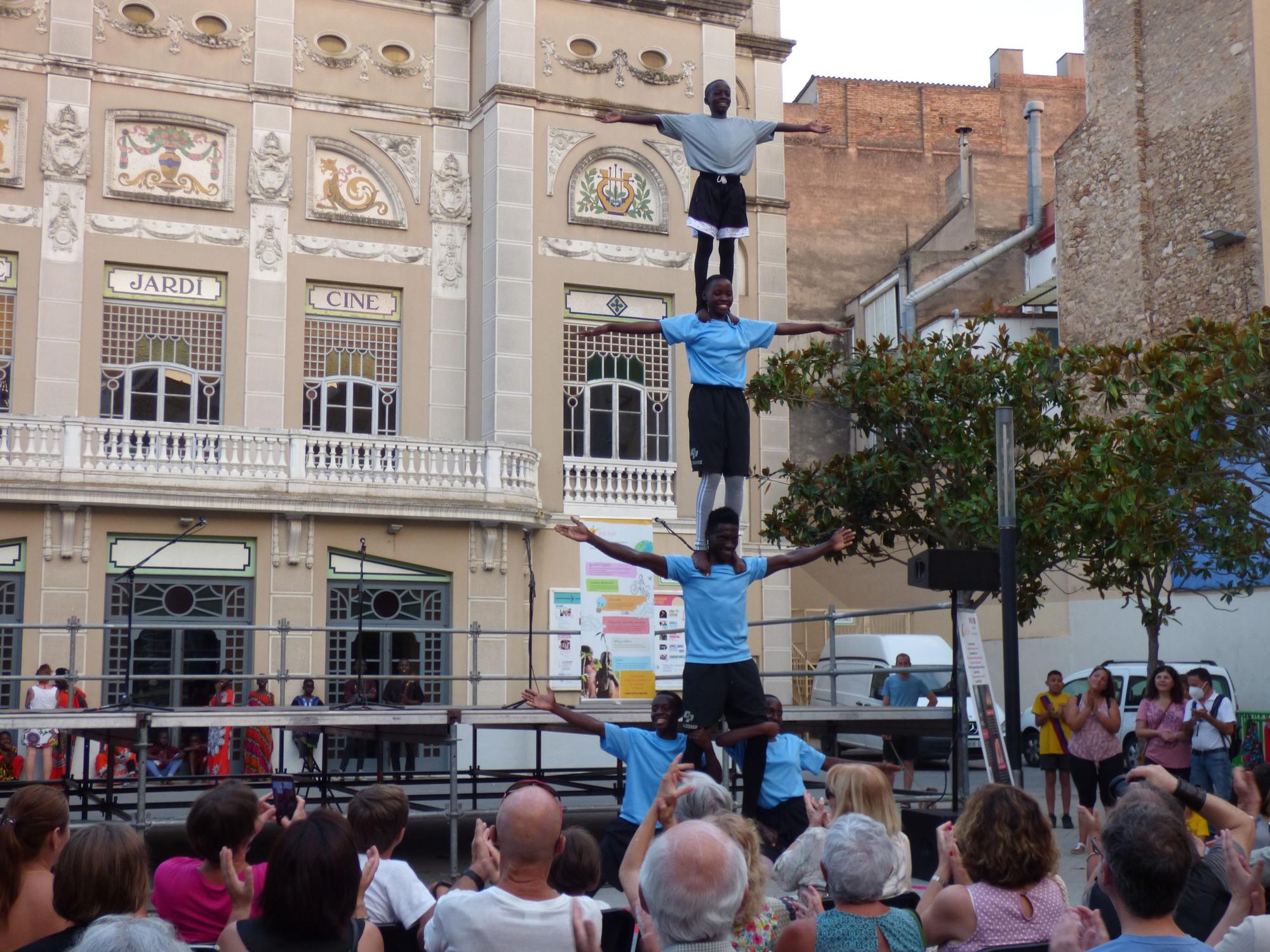 Actuació musical i circense de Nzuri Daima a Figueres
