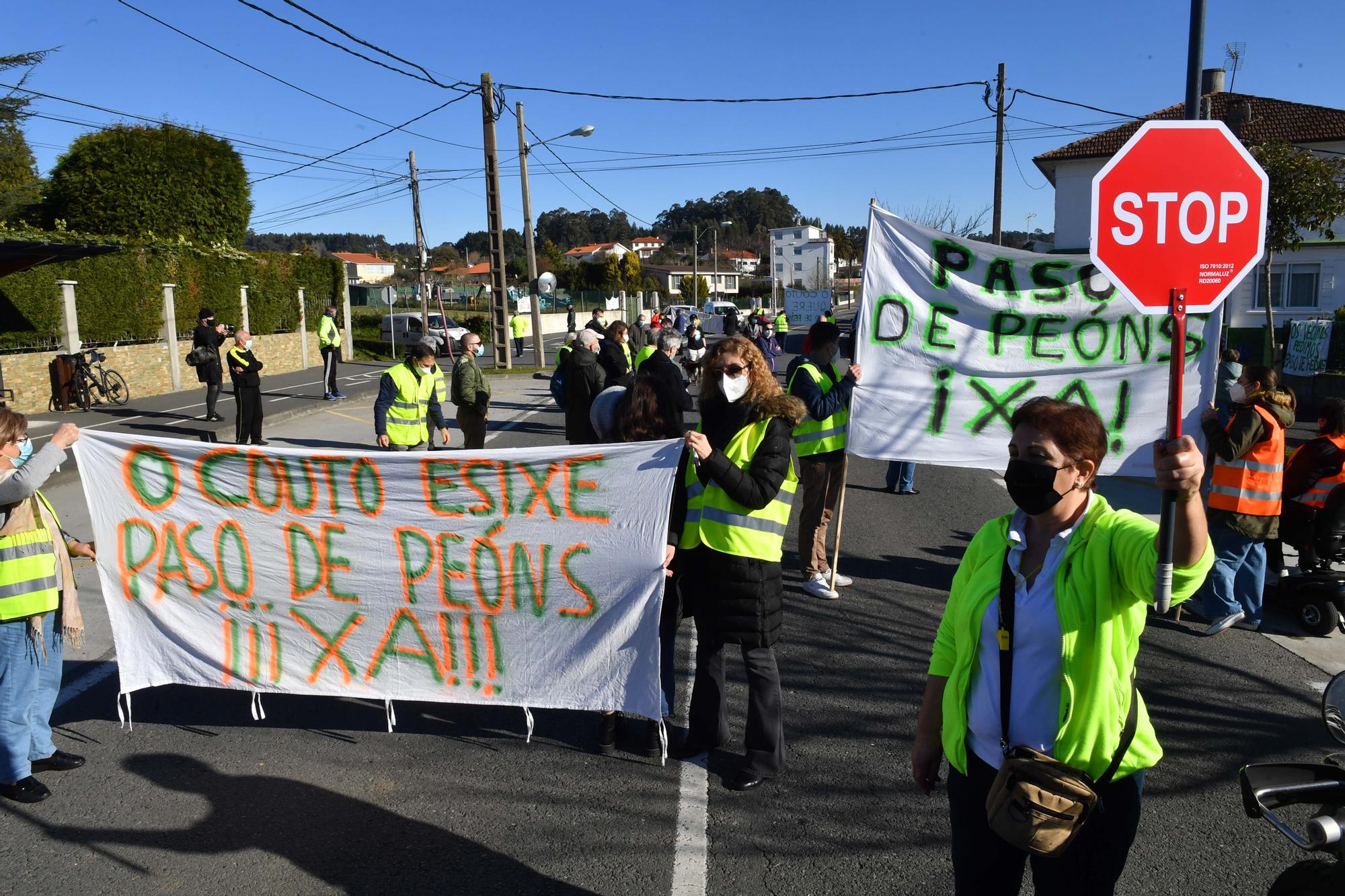 Los vecinos de O Couto cortan el tráfico para exigir a la Xunta un “paso de peatones seguro”