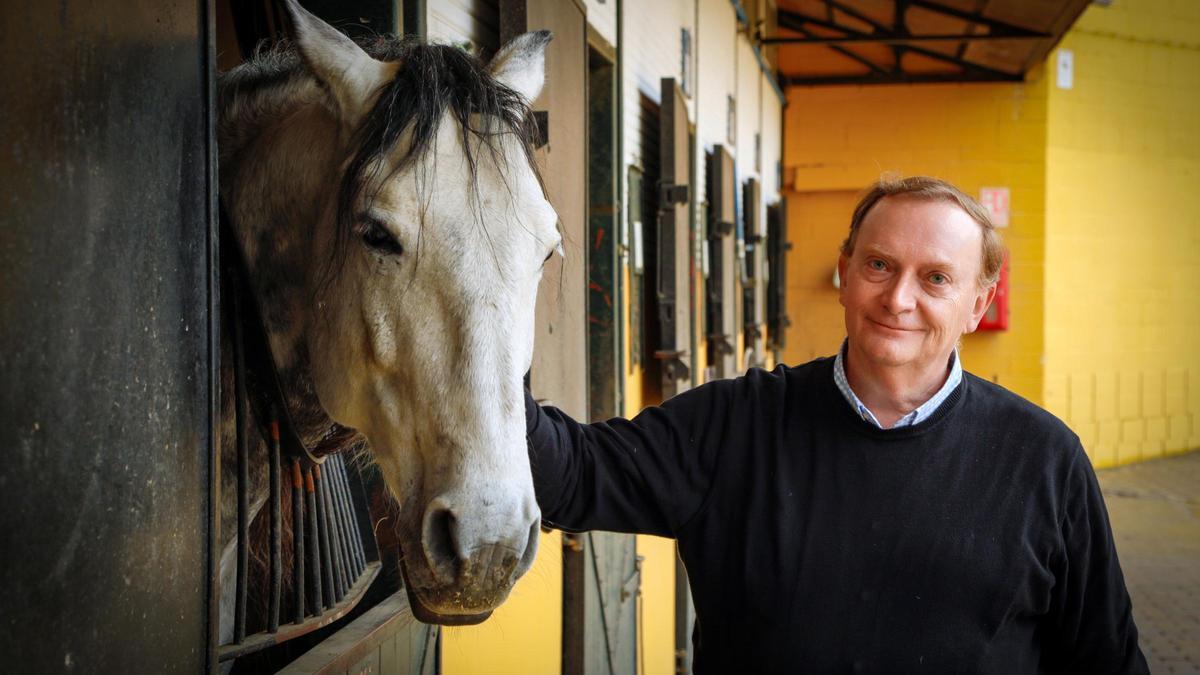Gonzalo Giner, junto a un caballo