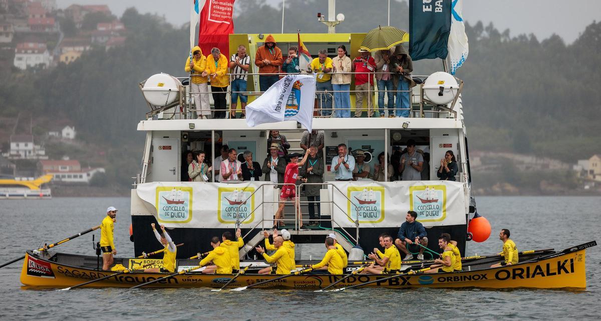 La tripulación de la San Nikolas de Orio Orialki celebra ayer la consecución de la IV Bandeira Concello de Bueu frente al barco de la organización, con las autoridades de la ACT y del Concello de Bueu.