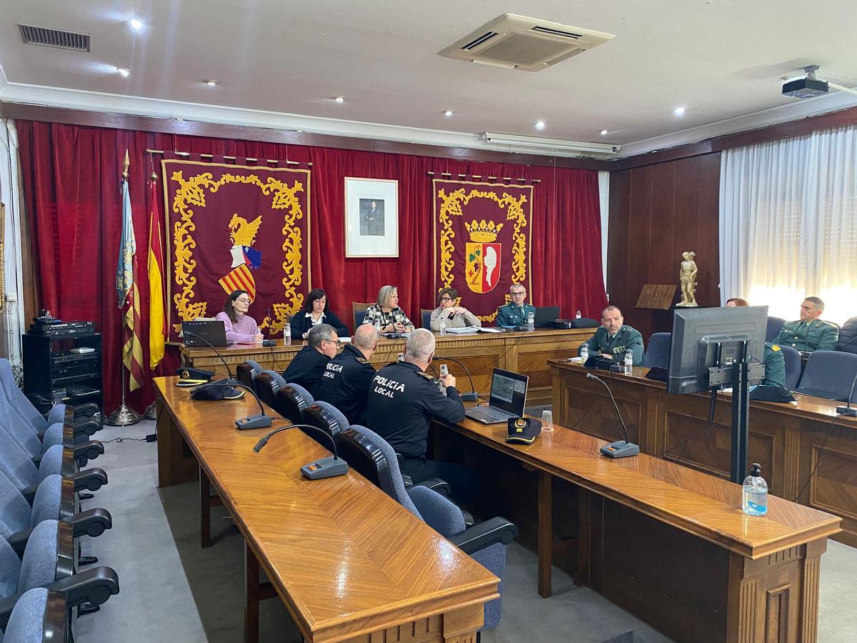 Foto de la junta local de seguridad celebrada en Vinaròs por el Carnaval.