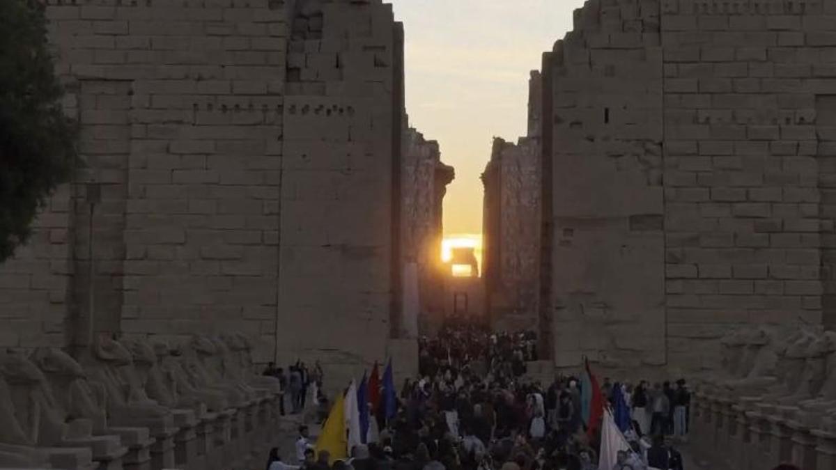 Cientos de visitantes observan el alineamiento del sol con un templo egipcio en Lúxor