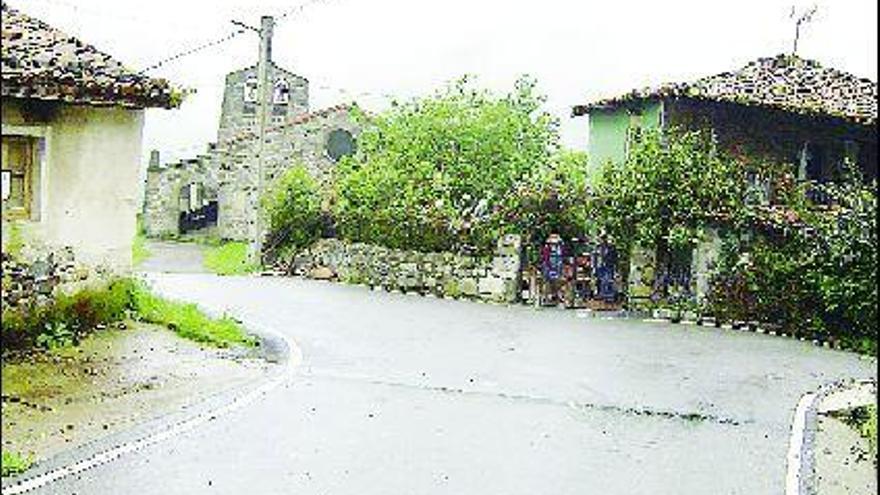 Entrada al pueblo de Llerandi desde Arriondas, en Parres.